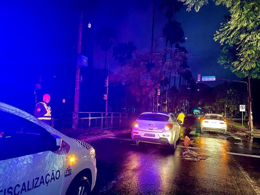 Abandono de carro na avenida Osvaldo Aranha, em Porto Alegre