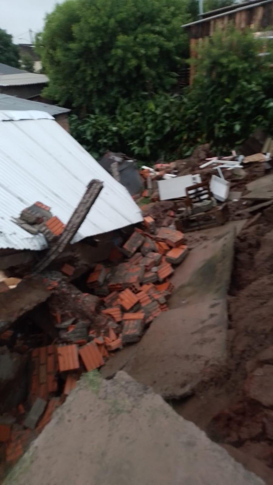Muro desaba sobre moradia vizinha no bairro Bela Vista em Livramento