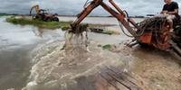 Agricultores concentram esforços em desobstruir canais de drenagem de água em lavouras sumersas