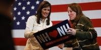 Nikki Haley (à esquerda) aposta tudo em New Hampshire e denuncia “caos” de Trump e Biden