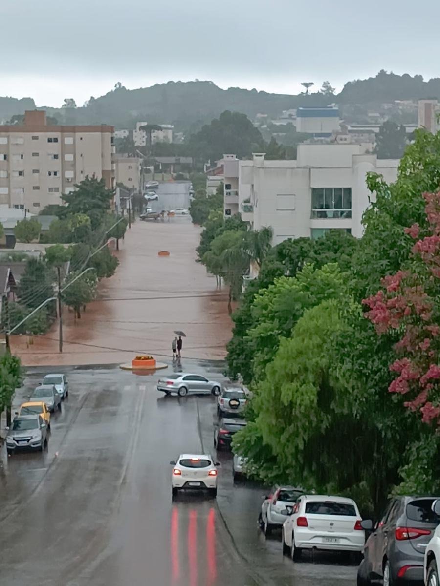 Rio Aba&uacute;na transborda e invade ruas centrais de Get&uacute;lio Vargas