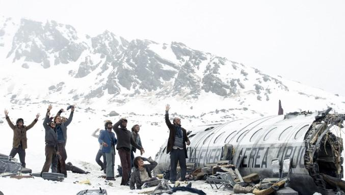 A produ&ccedil;&atilde;o espanhola dirigida pelo catal&atilde;o Juan Antonio Bayona narra a trag&eacute;dia da equipe uruguaia de r&uacute;gbi nos Andes, em 1972. O filme estreou nos cinemas em dezembro de 2023 e chegou &agrave; plataforma de streaming Netflix em 4 de janeiro