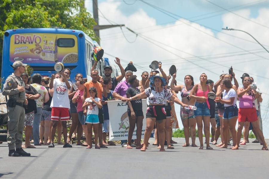 Moradores do bairro Rubem Berta protestam pedindo retorno da luz