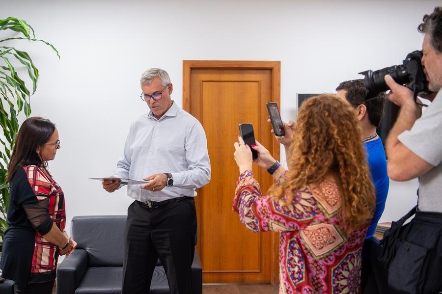 Cl&aacute;udia Ara&uacute;jo entregou ontem o requerimento ao presidente da Casa, Mauro Pinheiro (PL)