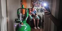 Moradora do bairro Tristeza, em Porto Alegre, Silvia Maria Pacheco Hervella, 61, depende de equipamentos por conta da Esclerose Lateral Amiotrófica (ELA)