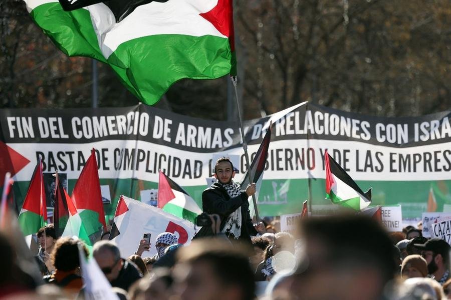Cerca de 25 mil pessoas&nbsp;caminharam entre a esta&ccedil;&atilde;o de Atocha e a pra&ccedil;a de Cibeles