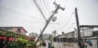 Na Vila Tarso, no Bairro Mário Quintana, a ausência de eletricidade é um problema e os moradores estão enfrentando perigos decorrentes de postes e fios de energia caídos.