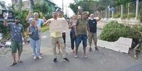 Moradores da zona leste de Porto Alegre protestam pelo retorno da luz