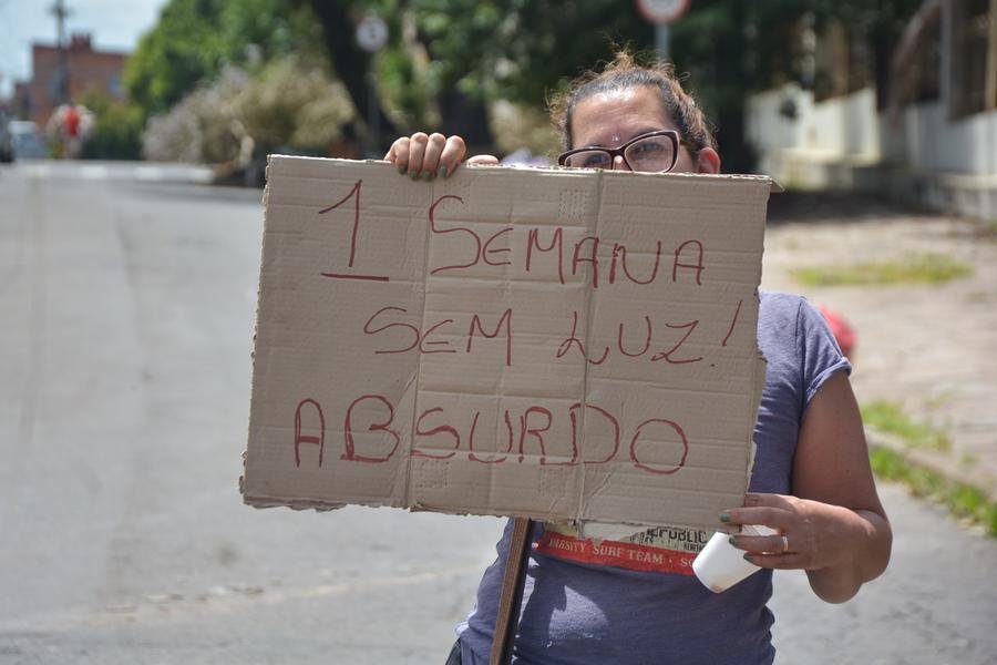 Moradores da zona leste de Porto Alegre protestam pelo retorno da luz