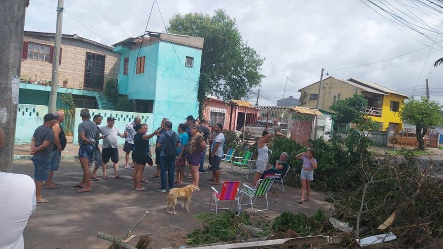 Em manifesta&ccedil;&atilde;o pac&iacute;fica, utilizando galhos de &aacute;rvores, os moradores cobram o reestabelecimento de energia el&eacute;trica.