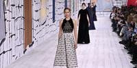 Dior realizou um desfile de alta-costura em moiré, tecidos pretos aveludados e cenografia espetacular