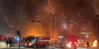 Imagens compartilhadas pelo NEMA mostram enormes chamas na rua onde ocorreu o acidente