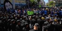 Manifestantes são impedidos de cruzar ponte para Buenos Aires em manifestação contra Milei