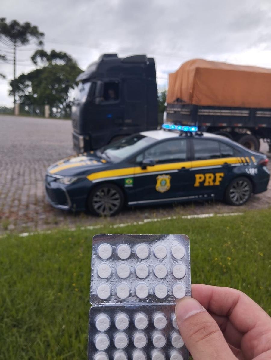Ao realizar uma revista no ve&iacute;culo, encontraram na cabine duas cartelas de rebites