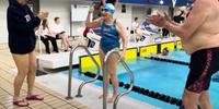Ela completou os 400 metros de nado livre em 12min50s - diminuindo em quase quatro minutos o melhor tempo da prova