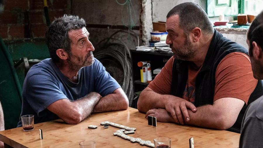 O franc&ecirc;s Antoine, vivido por Denis M&eacute;nochet (D) &eacute; frequentemente agredido pelos moradores do vilarejo, mas raramente responde &agrave;s provoca&ccedil;&otilde;es