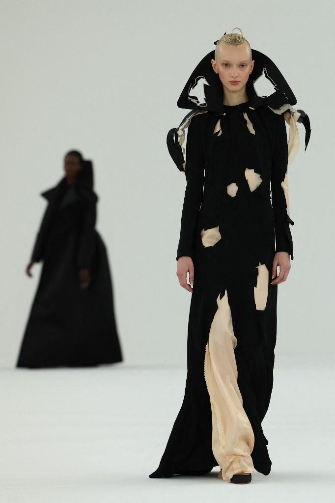 Dupla holandesa Viktor & Rolf fez um desfile provocativo em Paris