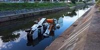 Caminhão da CEEE Equatorial bate em mureta e cai no Arroio Dilúvio, em Porto Alegre