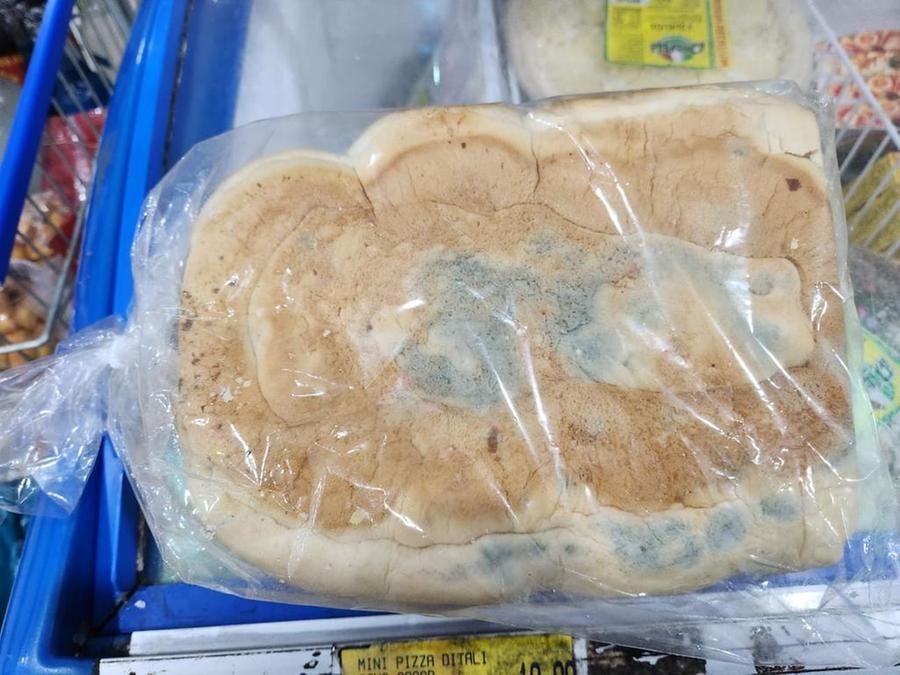 Produtos com mofo, sem validade e sem origem de proced&ecirc;ncia confirmada foram recolhidos e destru&iacute;dos