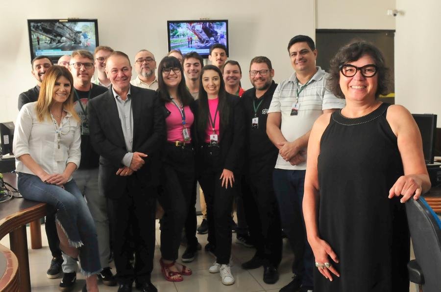 Alexandra Freitas (dir.) assume a ger&ecirc;ncia de jornalismo da equipe da R&aacute;dio Gua&iacute;ba. Sinara F&eacute;lix (esq.), ao lado do diretor Claudinei Girotti, foi promovida para o cargo de chefe de reda&ccedil;&atilde;o