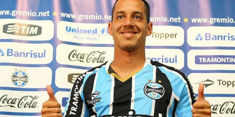Jogador teve breve passagem por Gr&ecirc;mio (2014) e Al Sharjah antes de voltar ao Corinthians, onde viveu seu auge nos gramados