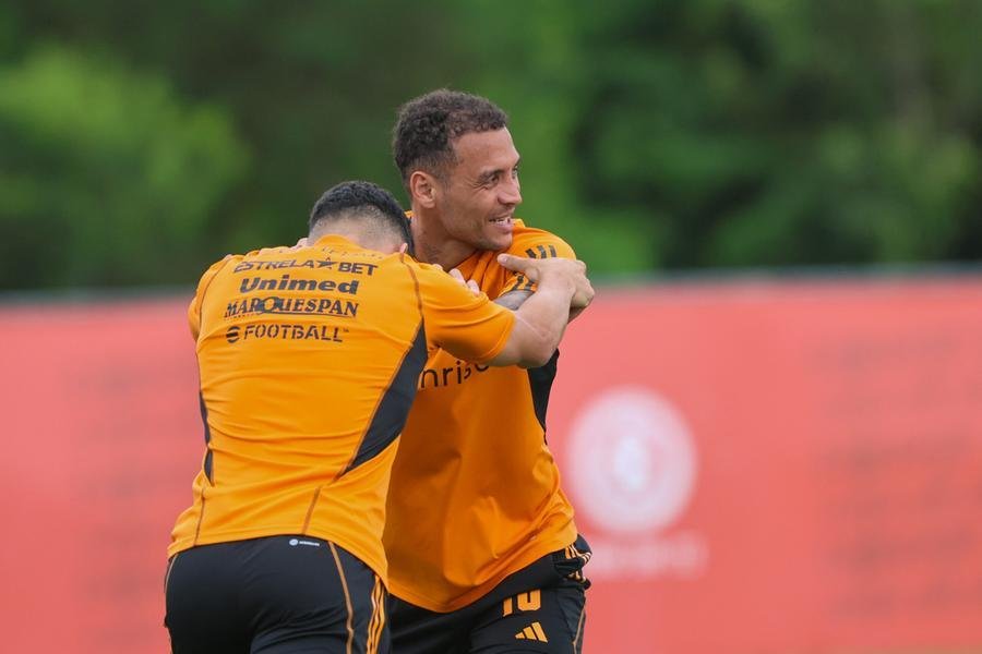 Liberado pelo TJD, assim como o zagueiro Mercado, Alan Patrick volta ao time do Inter neste s&aacute;bado, no Beira-Rio