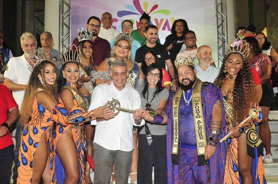Prefeito Sebastiao Melo entrega a chave da cidade a Corte do Carnaval