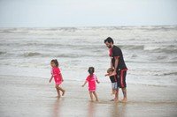 Família de Argentinos aproveita beira da praia em Capão da Canoa