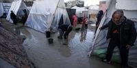 Refugiados palestinos de Gaza enfrentam chuvas e alagamentos nos acampamentos em Rafah