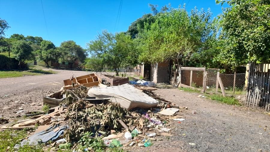 Uma das v&aacute;rias pilhas de lixo acumuladas em ruas dos bairros de Uruguaiana