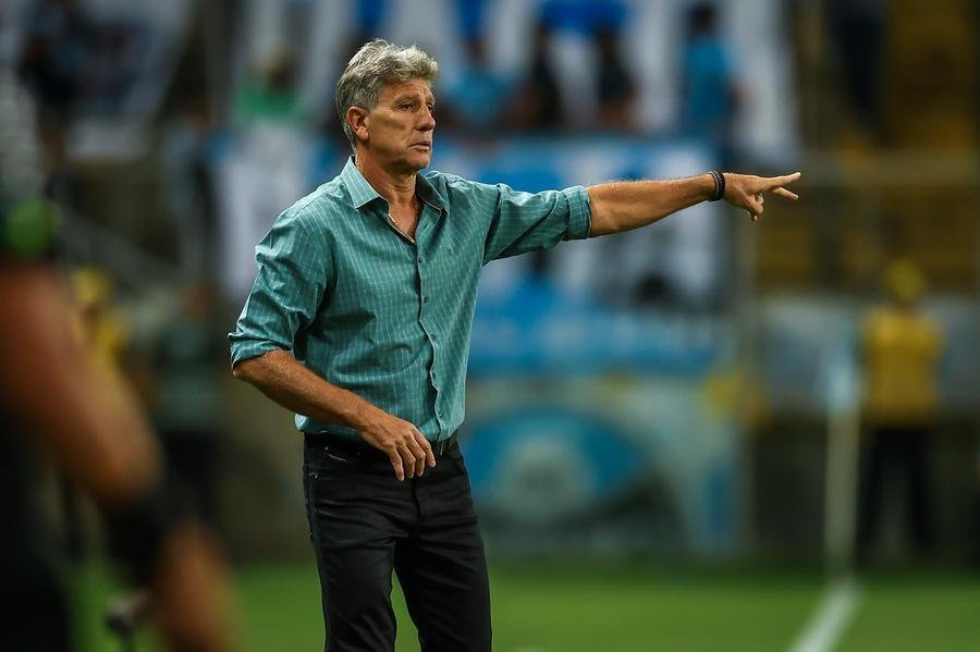 Perguntado sobre centroavantes e demais contrata&ccedil;&otilde;es, Renato afirmou que &ldquo;v&atilde;o vir mais dois ou tr&ecirc;s para nos ajudar&rdquo;