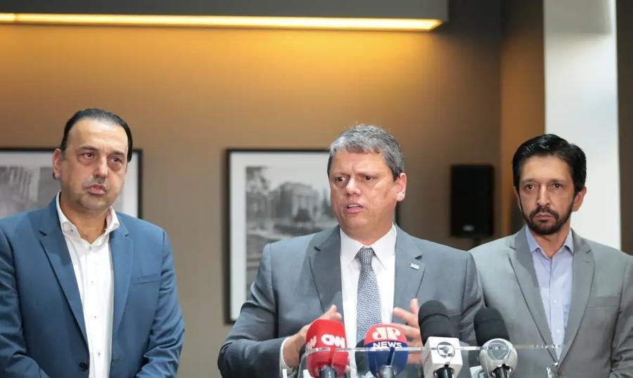 Governado de S&atilde;o Paulo, Tarc&iacute;sio de Freitas (C), e o prefeito da Cidade de S&atilde;o Paulo, Ricardo Nunes (D).