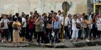 Cubanos fazem fila para entrar na embaixada espanhola em Havana em 9 de janeiro de 2024