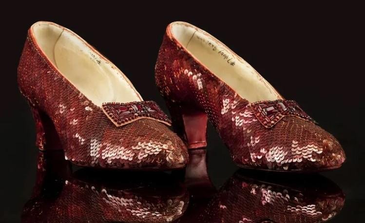 Os sapatos, de lantejoulas, foram roubados do Museu Judy Garland de Grand Rapids, Minnesota, cidade natal de Judy Garland