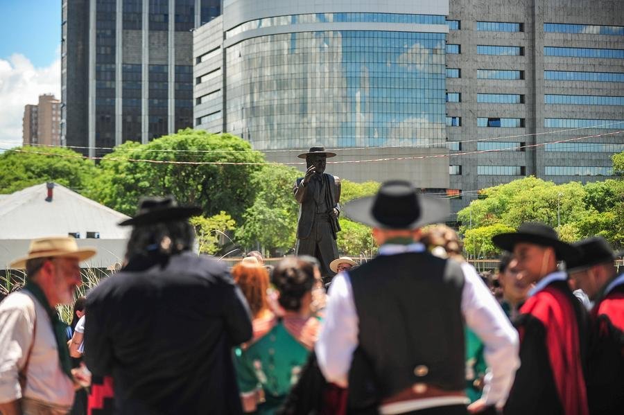 Est&aacute;tua em homenagem a Jayme Caetano Braun foi inaugurada no Parque Harmonia.
