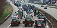 Na França, os agricultores mantêm o bloqueio de estradas de acesso a Paris