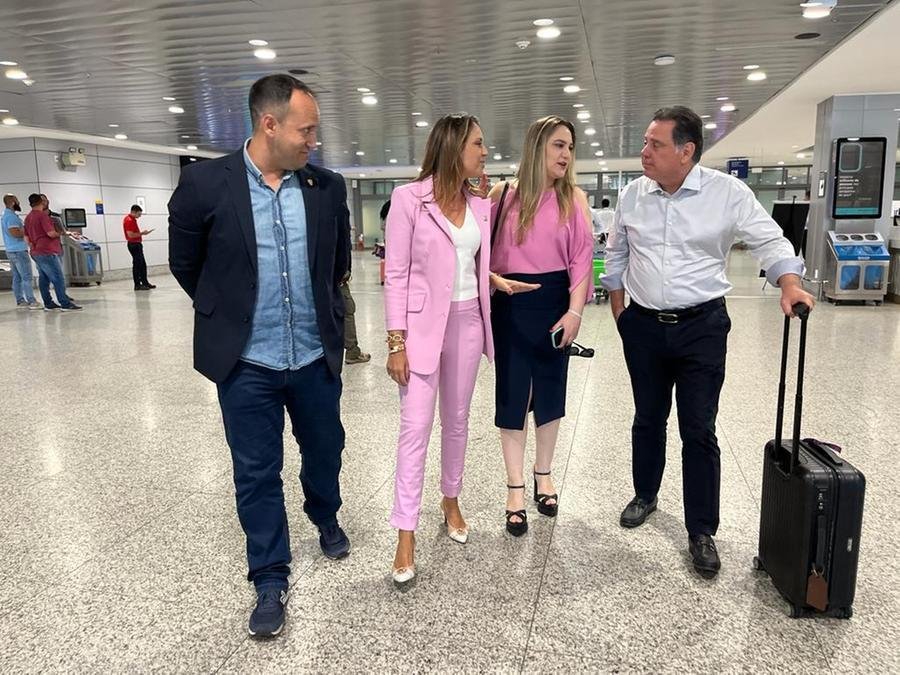 Chegada de Marconi Perillo a Porto Alegre, acompanhado de Mois&eacute;s Barboza e Nadine Anflor