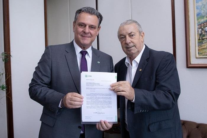 F&aacute;varo (E) recebeu of&iacute;cio do vice-presidente da CNA, Jos&eacute; M&aacute;rio Schreiner