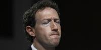 Zuckerberg ficou de pé e pediu desculpas aos familiares das vítimas que lotavam a sala