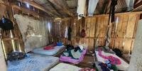 A fiscalização flagrou os trabalhadores vivendo em alojamentos em condições precárias, superlotados, sem camas suficientes