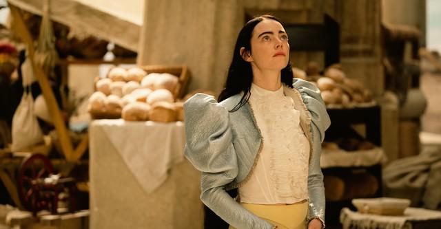 Emma Stone vive a garota Bella Baxter, trazida &agrave; vida novamente por um cientista na Londres da Era Vitoriana