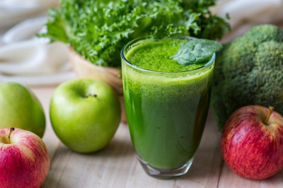 Dica para aumentar a ingest&atilde;o de l&iacute;quidos &eacute; consumir ch&aacute;s gelados e sucos de frutas naturais