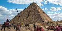 Base da pirâmide era coberta de granito quando foi construída, mas, com o tempo, perdeu parte do revestimento