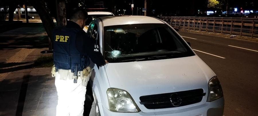 Ve&iacute;culo ficou com o para-brisa danificado ap&oacute;s ser atingido pelo objeto