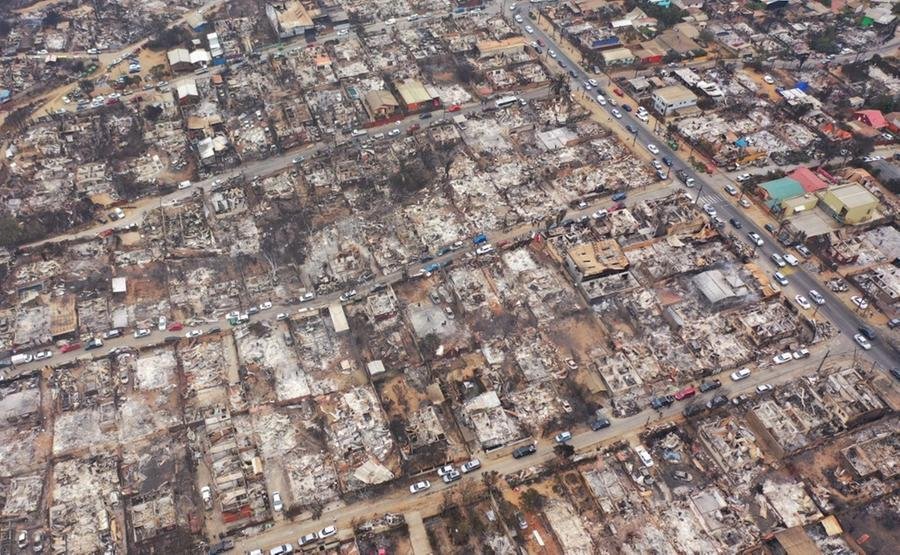 Com focos extintos, &eacute; poss&iacute;vel observar &aacute;reas residenciais reduzidas a cinzas e filas de carros nas ruas