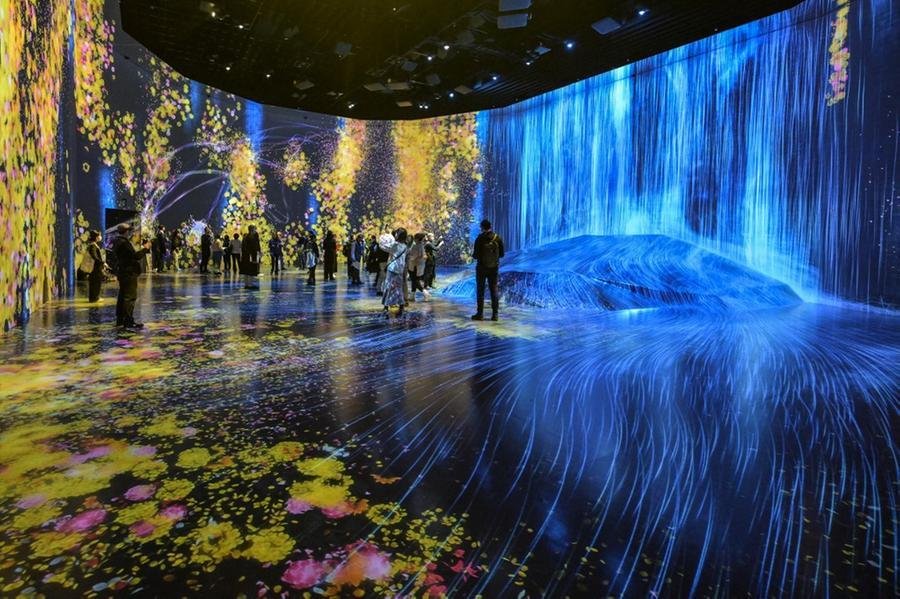 O coletivo art&iacute;stico japon&ecirc;s teamLab criou mais de cinquenta instala&ccedil;&otilde;es interativas