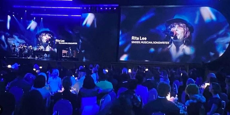 Momento em que Rita Lee foi lembrada no Grammy, com sua imagem projetada em tel&atilde;o