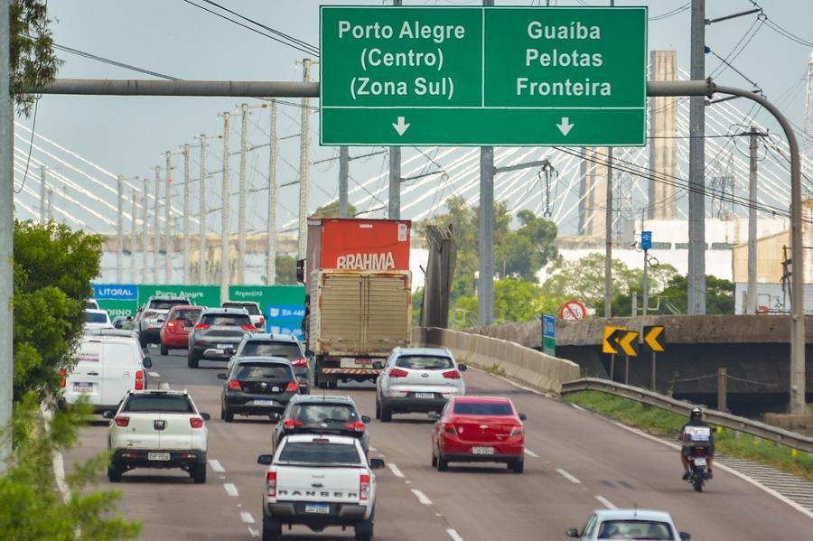 Movimento nas estradas no retorno do feriad&atilde;o de Navegantes