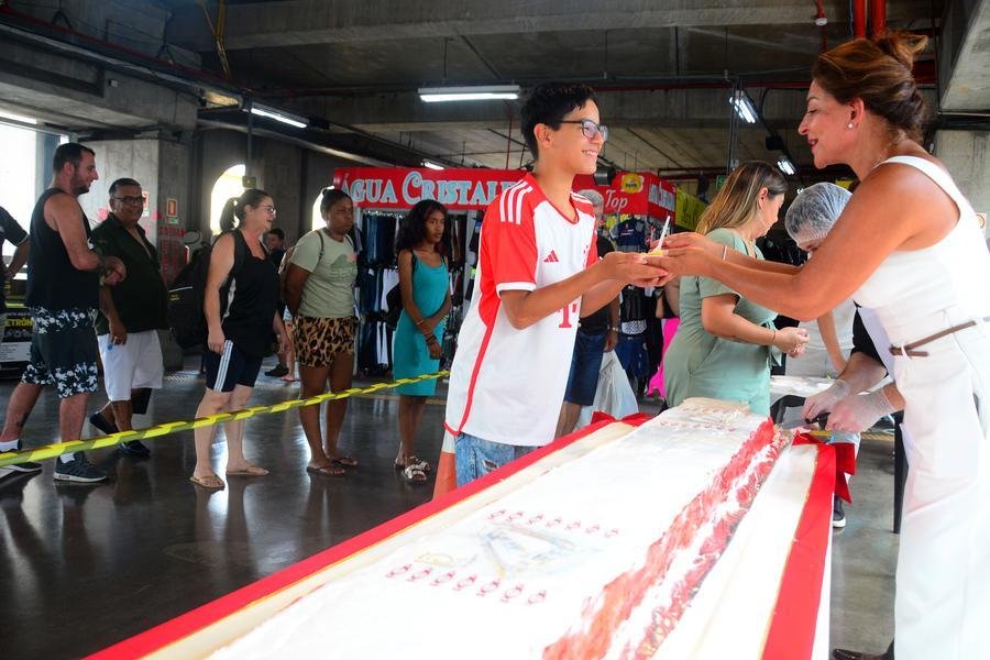 Clientes e permission&aacute;rios foram convidados a degustar o bolo de 15 metros do anivers&aacute;rio do Pop Center de Porto Alegre