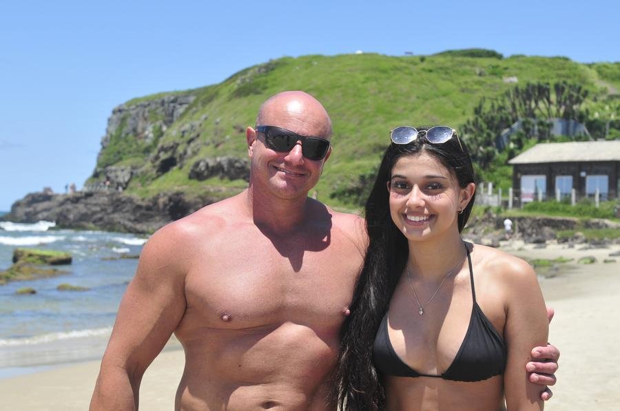 Alexsandro de Almeida e sua filha Mariele da Cunha de Almeida aproveitam o sol e o calor em Torres